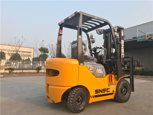 New Small Fork Lift 1.5t Nissan Engine Gasolion Forklift