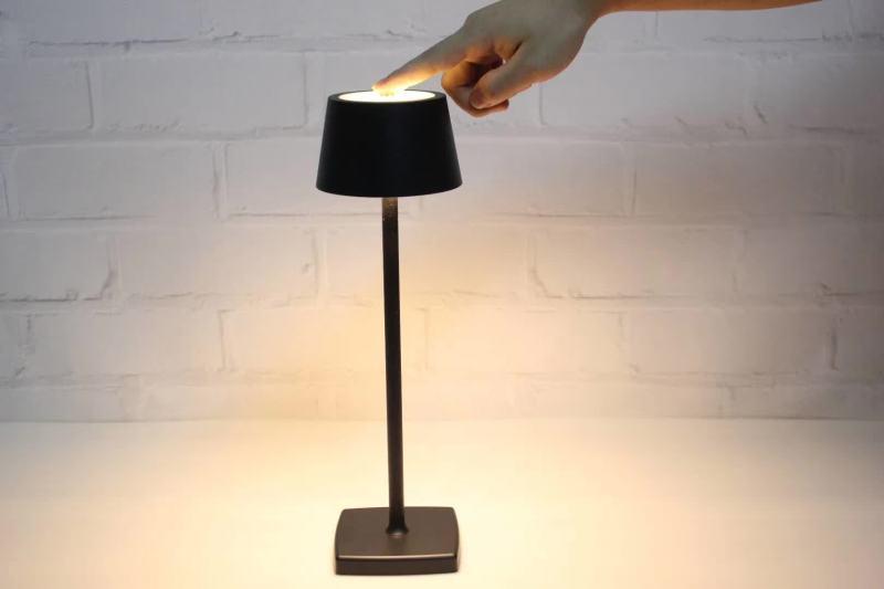 Dekorative goldene batteriebetriebene kabellose wiederaufladbare LED-Schreibtisch-Tischlampen mit Schirm aus goldenem Aluminium