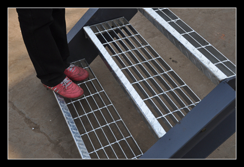 Galvanised Platform Ladder/ ISO Serrated Stair Treads Grating