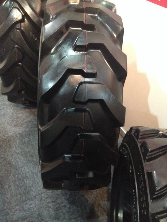 20.5-25 L5 Black Color High Quality OTR Tire with ISO Towing Tractors Roller Loader Dozer