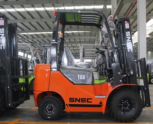 Isuzu Engine 1.8 Ton Diesel Forklift with Rough Terrain Tyre