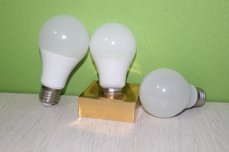 3W 5W 7W 9W 12W A60 85-265V 5W Aluminum +PC LED Light Bulb