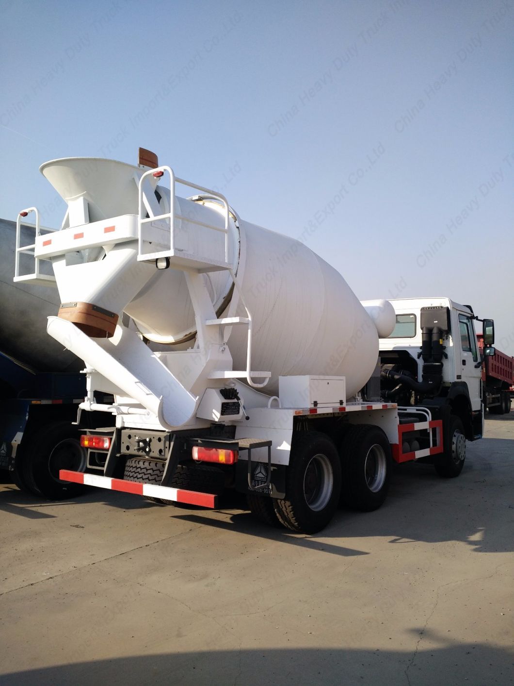 Sinotruk 3 Axles 30-40t Bulk Cement Truck