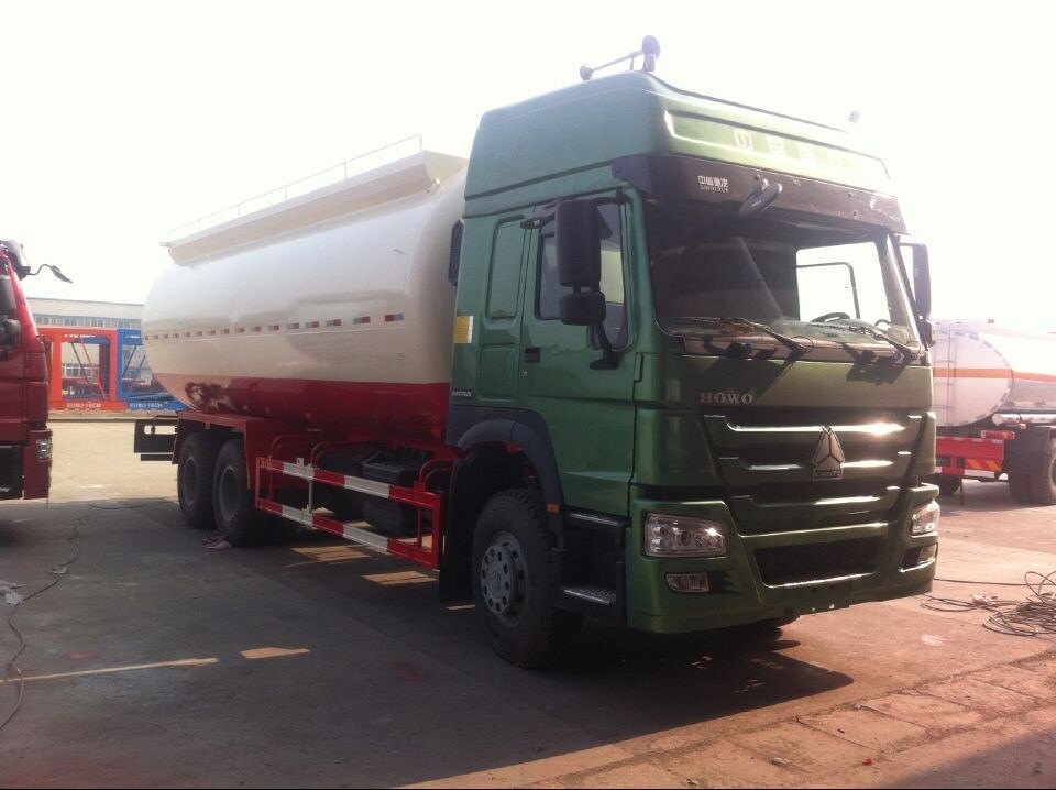 Sinotruk HOWO 8X4 Bulk Cement Truck Cement Transportation Truck