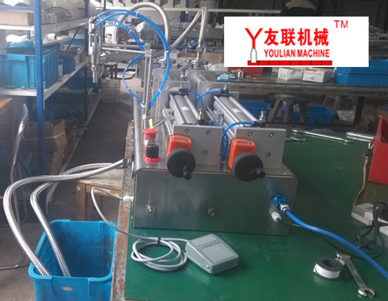 Semi-Automatic One Heads Water/Juice/Oil and Others Liquids Filling Machine300-2000ml (G1WYD)