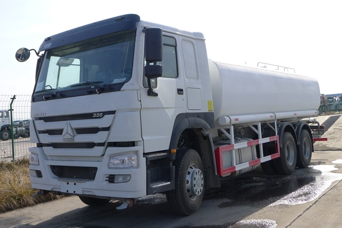 China Factory 3compartments Sinotruck 6*4 Carbon Steel Fuel/Oil/Diesel Tanker/Tank Truck