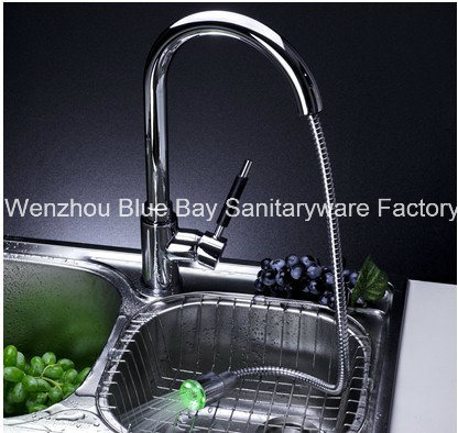 LED Pull out Spray Chrome Sink Washing Tap Kitchen Faucet Mixer