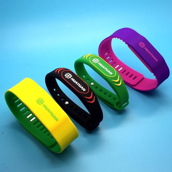 Free samples available ISO14443A RFID HF MIFARE PLUS 2K Silicone Bracelet as promotion gift