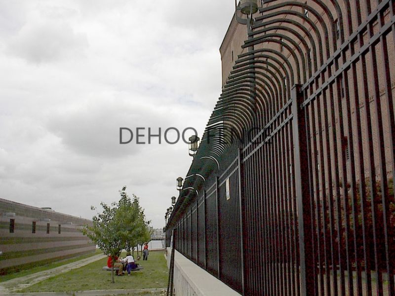 Ce/SGS Interpon Coated Galvanized Curved Picket Security Fence