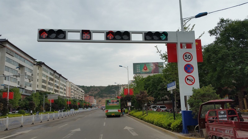 High Luminance LED Flashing Traffic Signal for Roadway Safety