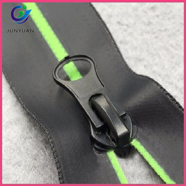 China Manufacturer Waterproof Nylon Zipper