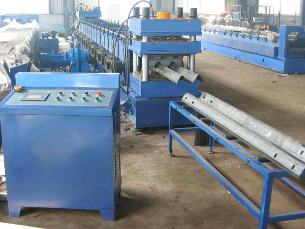 Made in China Road Crash Barrier Accessories Highway Guardrail Roll Forming Machine