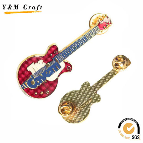 Fashionable Guitar Shaped Gold Finishing Lapel Pins Ym1078