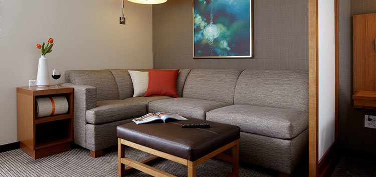 Modern Hotel Bedroom Set / Wooden Motel Hotel Furniture