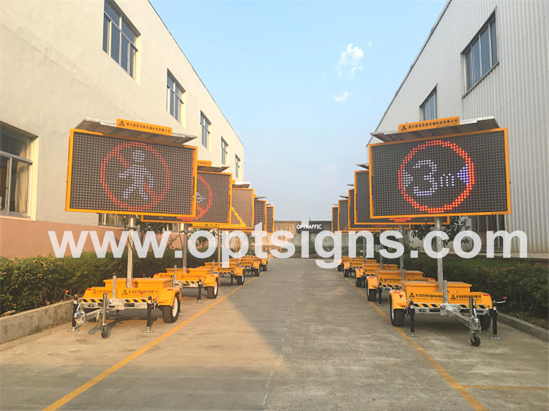 2018 China Energy-Saving Programmable Sign Board with Trailer Ultra-Bright LED Vms