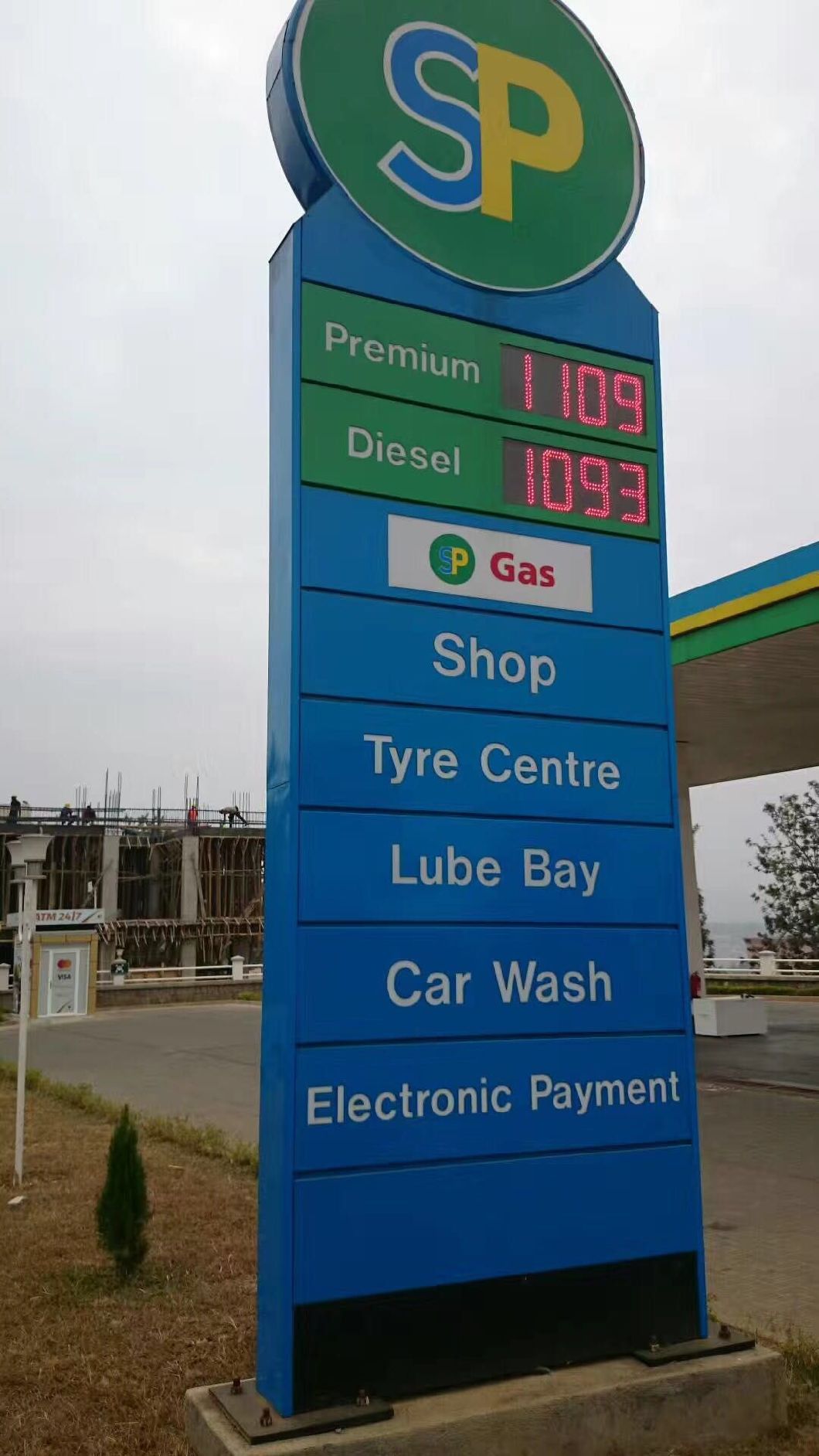 Steel Tube Pylons Steel Structure Canopy LED Price Board for Petrol Station Display