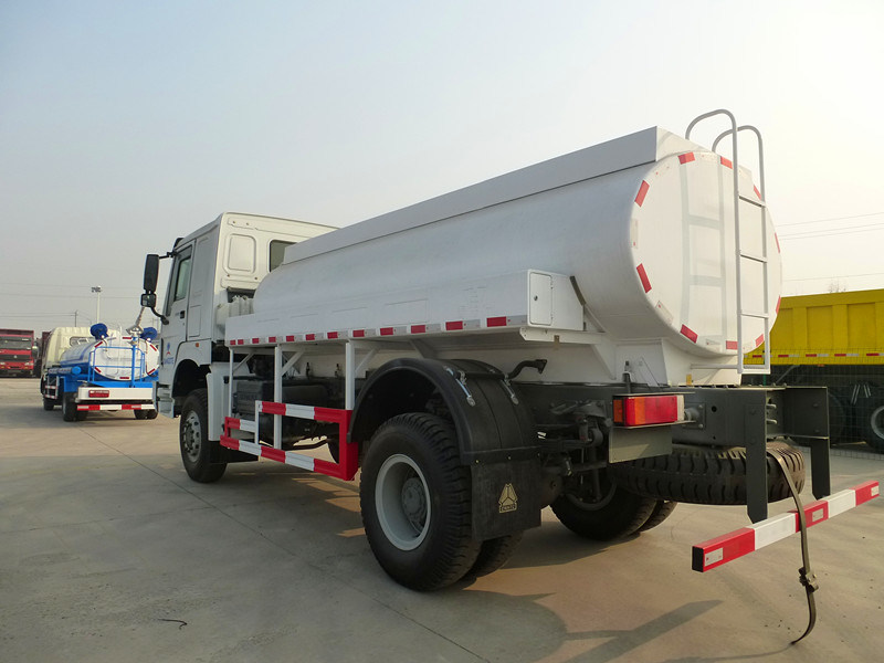 Sinotruk HOWO New 6*4 4*2 Tank Truck Fuel Tanker Truck