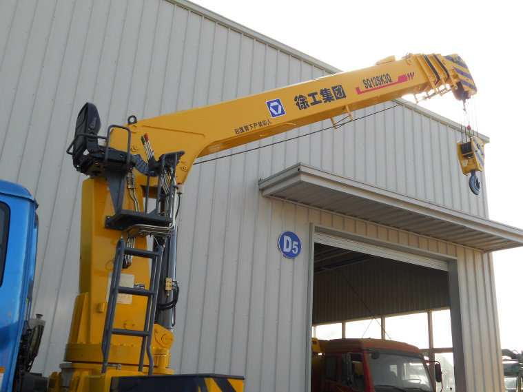 XCMG Truck-Mounted 12ton 13m Lifting Height Crane Truck