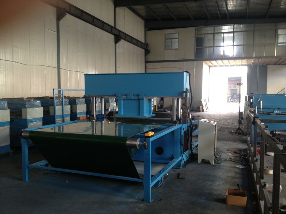 Automatically Hydraulic Sport Shoe Upper Cutting Machine with Conveyor Belt