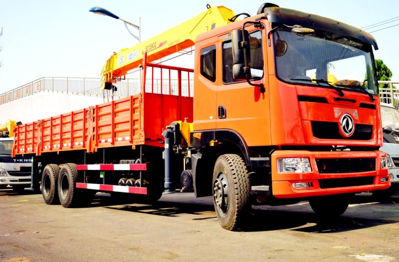 Heavy Duty Truck with 12ton Lifting Capacity Crane Hot Sell in China