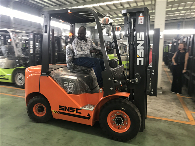 Snsc New 2.5 Ton Diesel Forklift