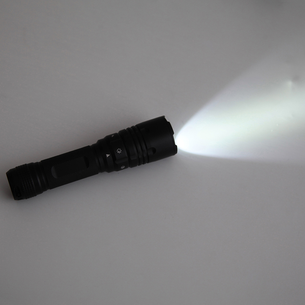 Rechargeable Super Bright 10W LED Flashlight------Ipx8 (16-1S8184R)