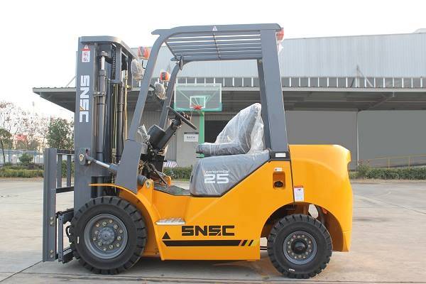 Snsc 2.5 Ton Diesel Rotation Clamp Forklift