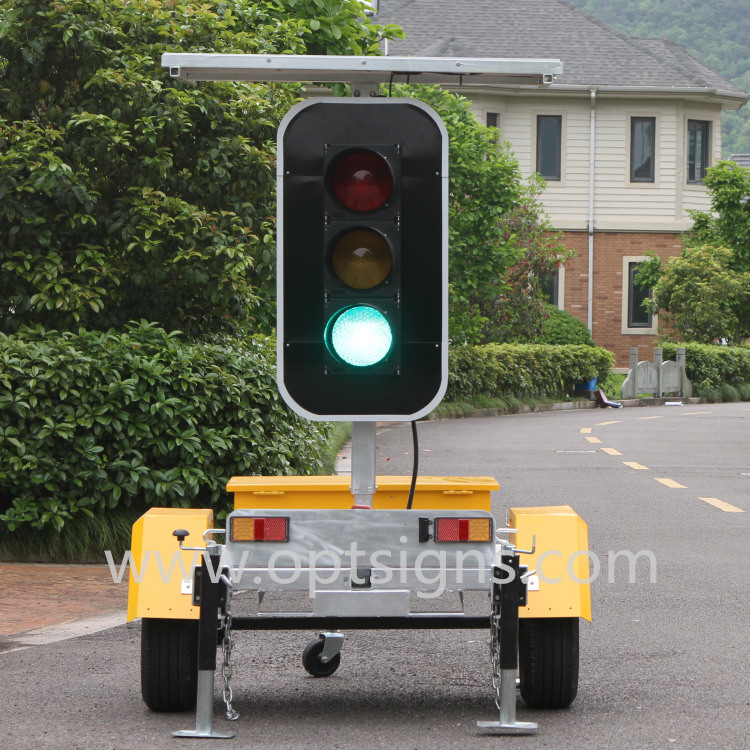 Mobile Solar Flashing LED Signs Red Green Traffic Signal Light Poles