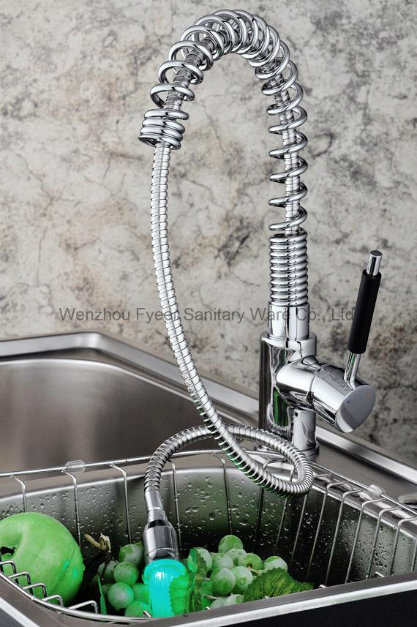 Pull-out Spray Self-Power LED Brass Kitchen Sink Faucet (QH0781F)