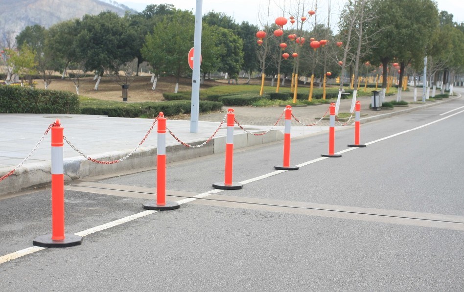 43 Inch Flexible USA Standard Traffic Warning Bollards Delineator Posts