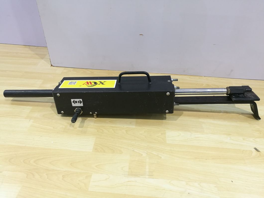 Pneumatic Tire Demounting Tool for Tubeless Truck Tires