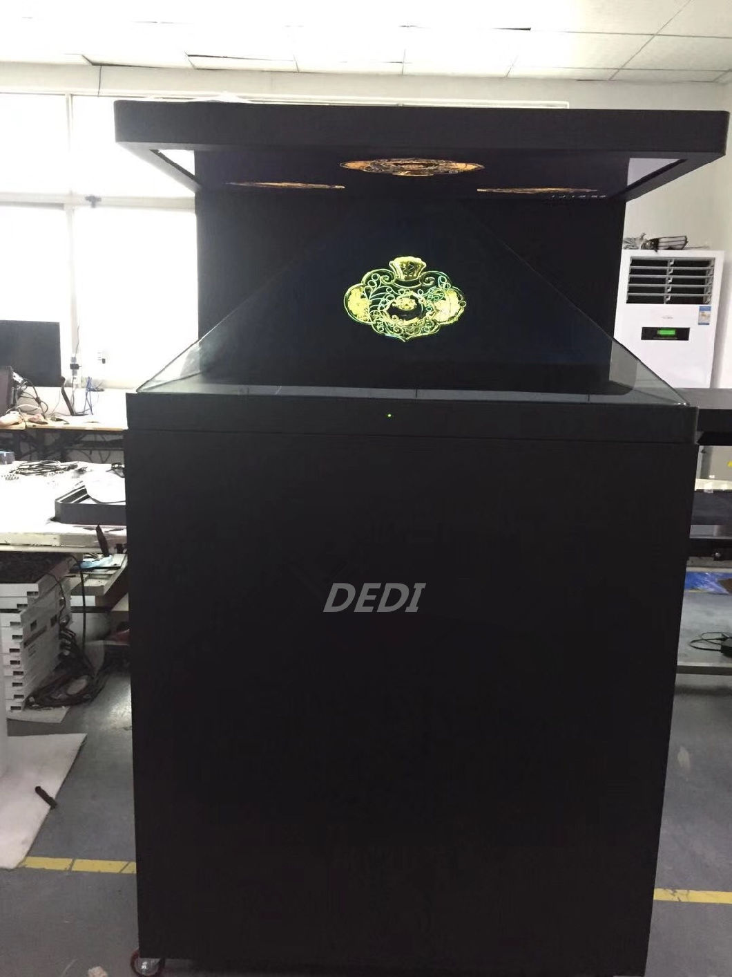 Dedi Customize Pyramid Holographic 3D LCD Display Full HD Advertising Showcase