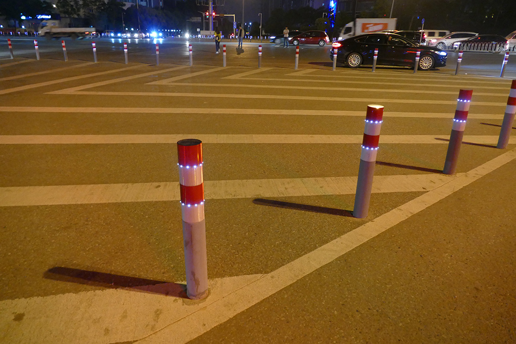 LED Solar Flashing Traffic Safety Cone Steel Bollard Warning Post Security Road Blocker with Reflective Tape