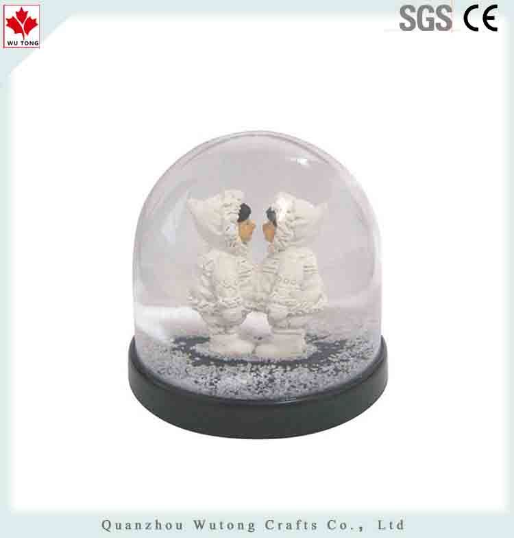 Custom Resin Winter Snow Scene Souvenir Snow Globe