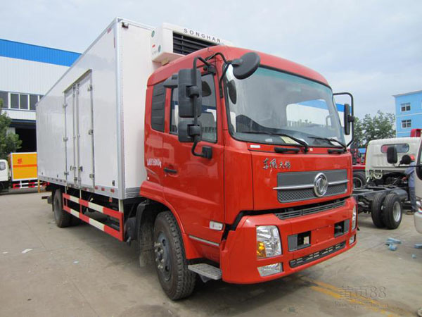 Dongfeng 4*2 10cbm Refrigerated Truck for Sale