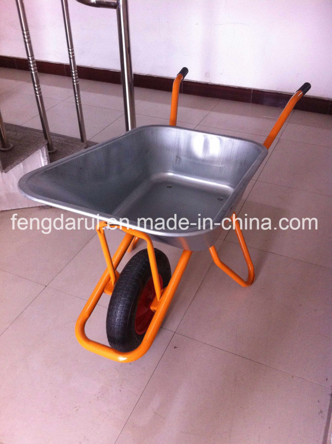 Hot Sell Heavy Duty Russia Model Wheelbarrow (WB6404Z)