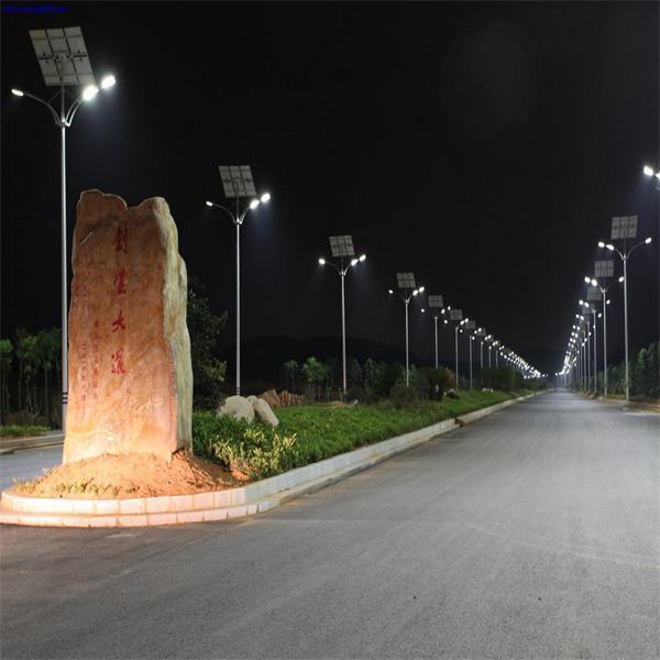 Outdoor Lights 8m Pole 60W LED Solar Powered Street Light