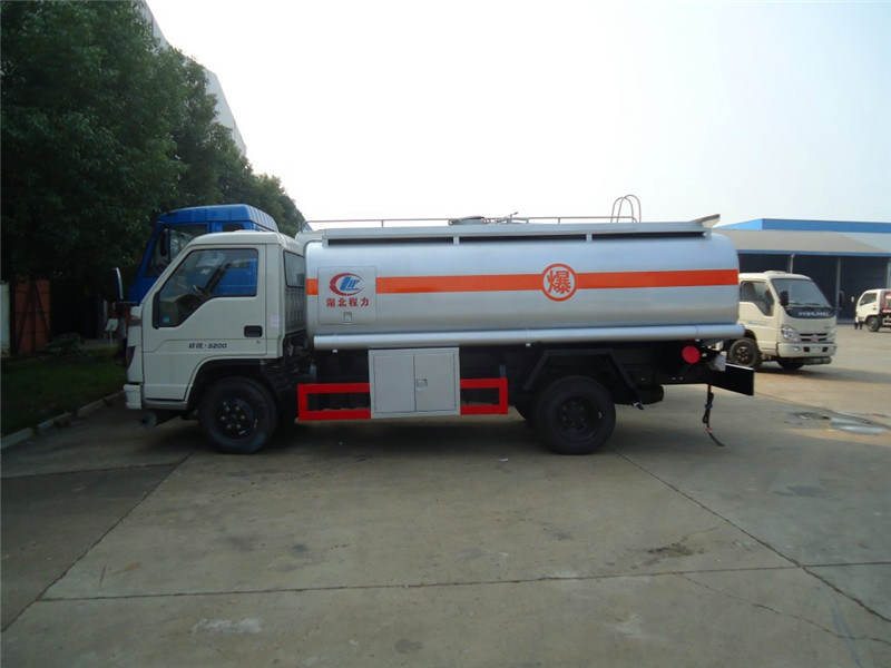 Low Price China Brand 4*2 Transport Fuel Oil Tank Truck with Refueling System