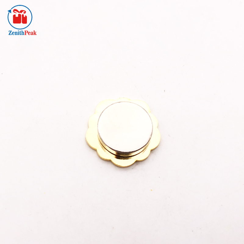 China Manufacturer Gold Flower Metal Magnet Lapel Pin Badge