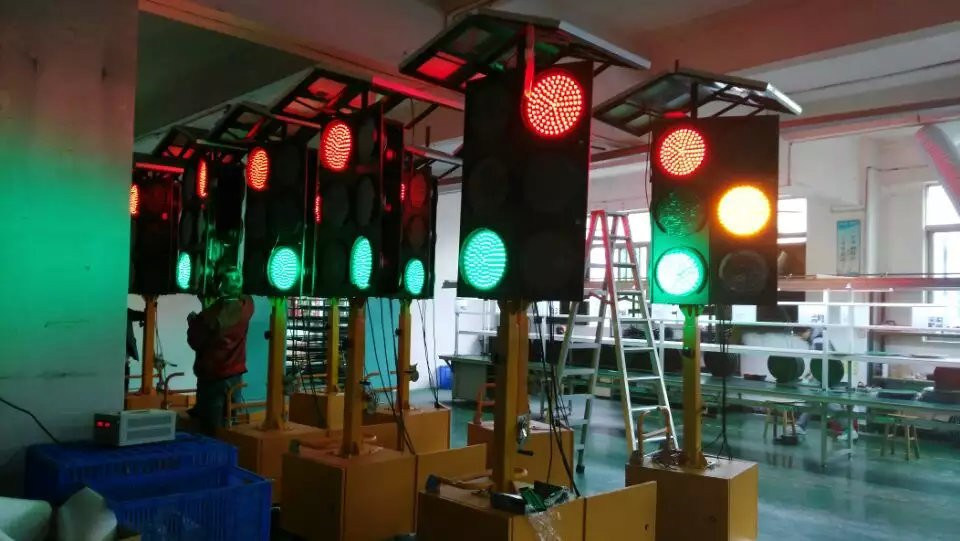 Solar Traffic Light with Mobile Trolly