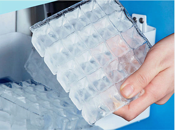 China Manufacturer High Energy Efficiency Cube Ice Maker Machine for Bar
