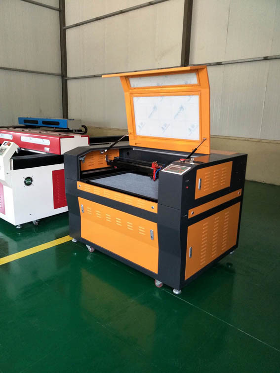 Manufacturer of CO2 Laser Cutting and Engraving Machine Ce Marked