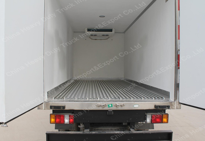 Cheapest Sinotruk 8t 4X2 Small Refrigerated Box Truck