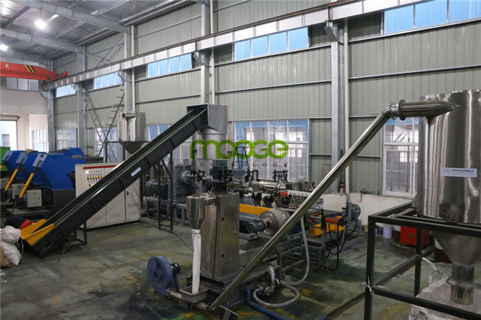 Professional PE PP waste plastic film granulating machine