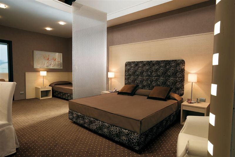 Laminated Board Fashion Type Hotel Bedroom Furniture Queen Size Bed