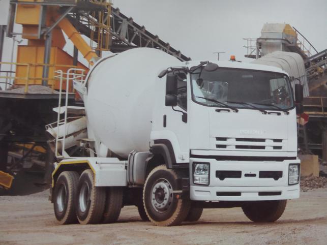 China Isuzu Truck with 8 to 12 M3 Mixer Tank