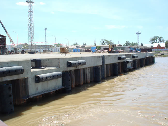 Strong Crushing Resistance Arch Fenders on Sea Port