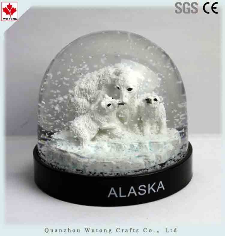 Custom Resin Winter Snow Scene Souvenir Snow Globe