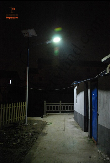 Working All Year 21W LED Solar Street Light with 3 Years Warranty Time (DZS-05-21W)