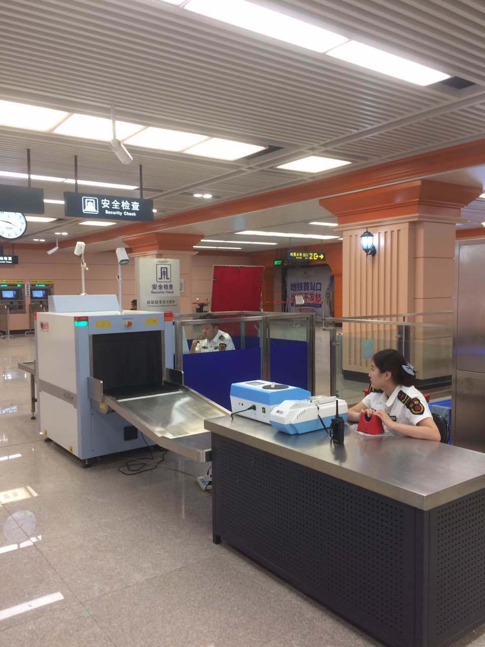 At6550b Parcel Baggage Luggage Inspection System X-ray Scanning Machine